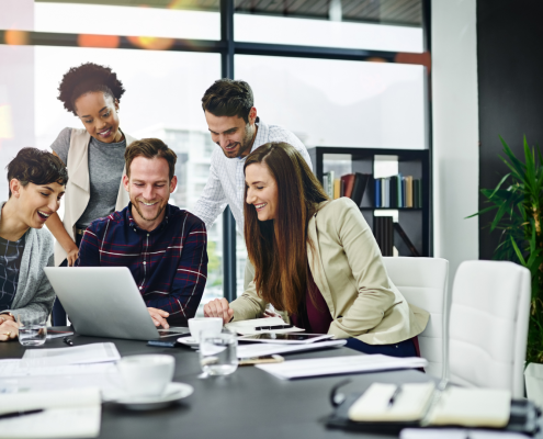 La evaluación por competencias es un proceso que analiza las habilidades, conocimientos y actitudes de las personas y los compara con las competencias necesarias para su puesto actual y futuro.