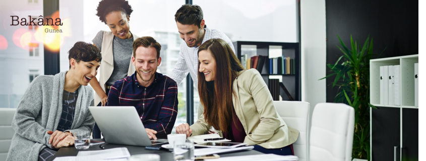 La evaluación por competencias es un proceso que analiza las habilidades, conocimientos y actitudes de las personas y los compara con las competencias necesarias para su puesto actual y futuro.